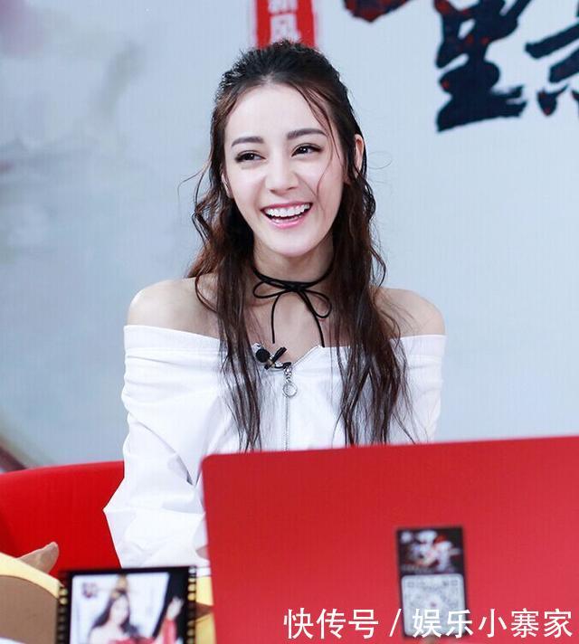 21岁关晓彤和26岁热巴同时撞衫，一个美如女神一个却像路人！