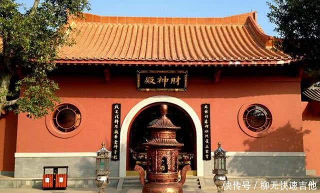 这个寺庙据说很神奇 有很多人来许愿还有许多人情愿来这里当和尚