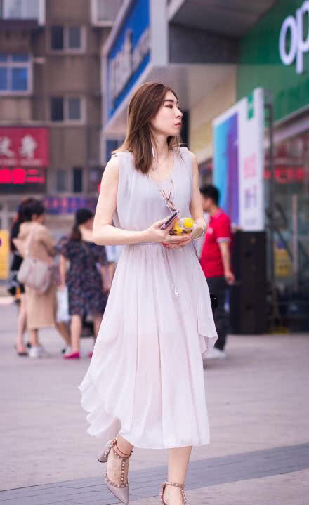 街拍：时尚清新美女，迷人有魅力，网友：没钱养不起啊！