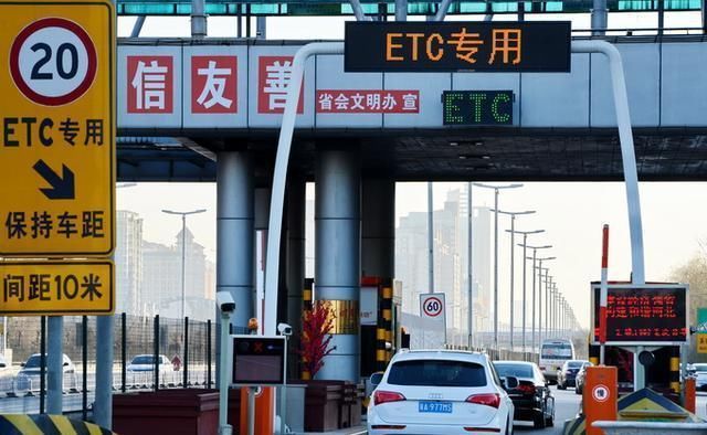 大料@“高速收费员假笑事件”当事人报警后再有大料, 公司回应了，心疼!