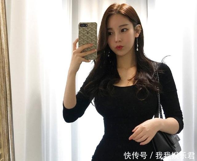 牛仔裤小姐姐身材真好，浑身上下充满着青春时尚！