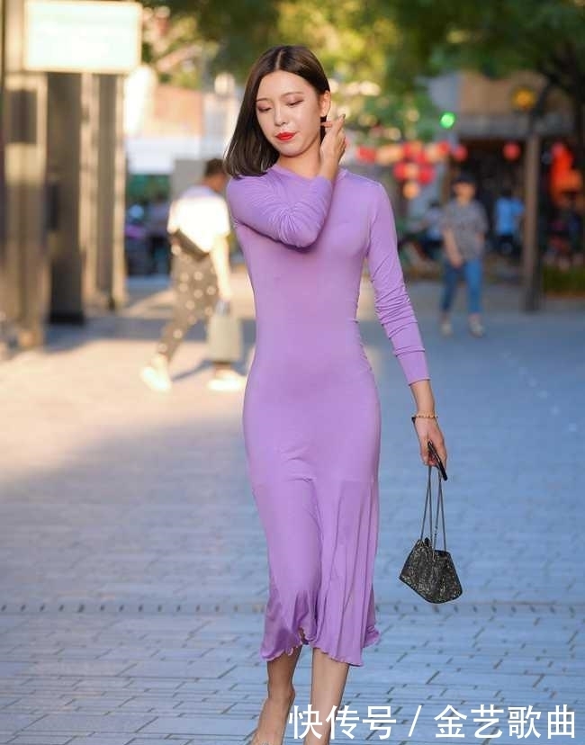 「成熟的女」美女一件连衣裙,硬是穿出了紧身衣的效果!