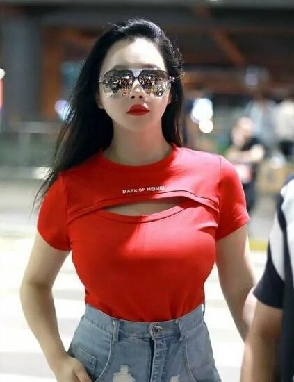冉莹颖和五千年美女同穿红色T恤，才见识到女人和女孩的差距有多
