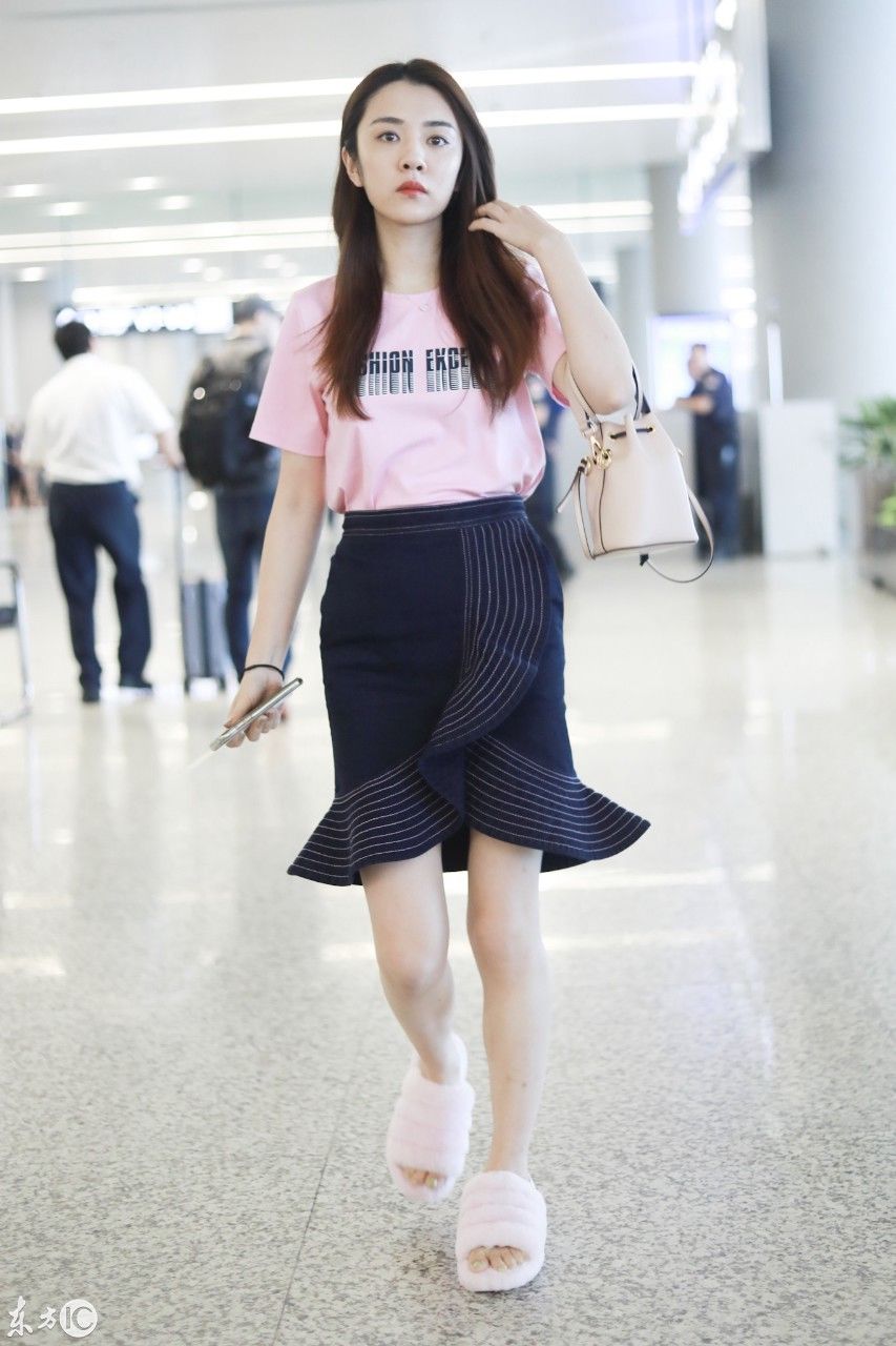 王晓晨穿粉色T恤搭配黑色半身裙现身机场，皮肤白皙大秀美腿!