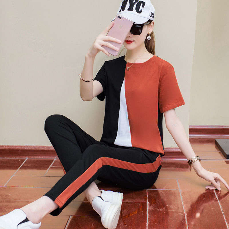 不够一米6的媳妇,出门从不穿牛仔裤,她穿小个子套装,显嫩显高