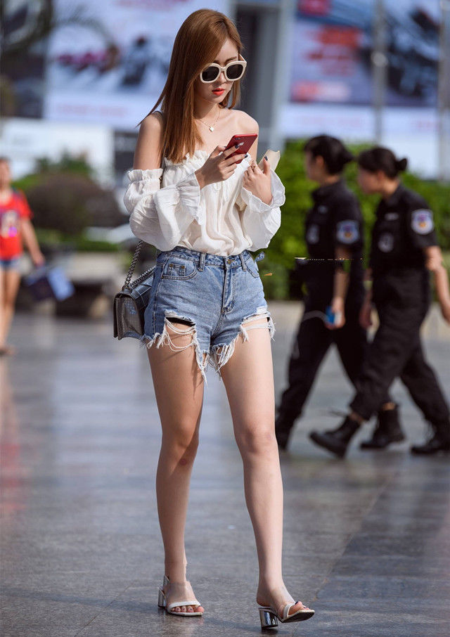 街拍：透气上衣配热裤，小姐姐的身材婀娜迷人