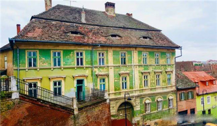 世界最诡异的小镇,房屋上面都长着“眼睛”,游客:晚上不敢出门