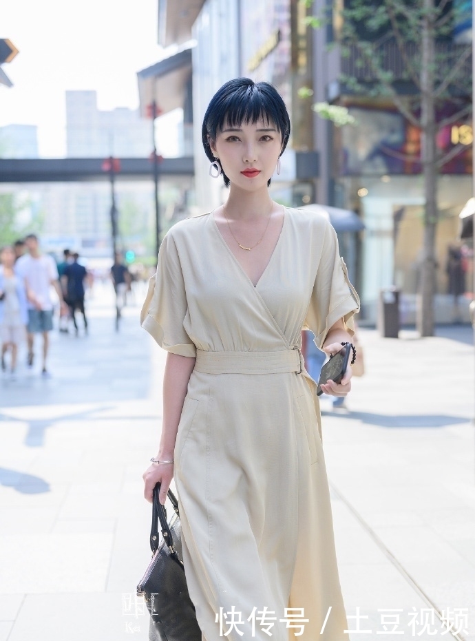  [栗子]美女的眼妆很明显，和栗子色的卷发搭配起来很耐看