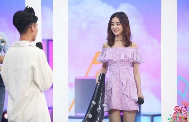 陈乔恩穿3000块牛仔裙依然少女，偏偏撞上赵丽颖，没了PS成这模样