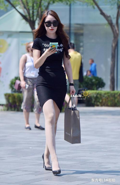 街头勾魂黑丝长腿靓丽出行，不愧为北京大都市