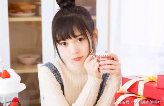 女生不想发际线变高，这4种发型尽量避开，图4对头发伤害很大