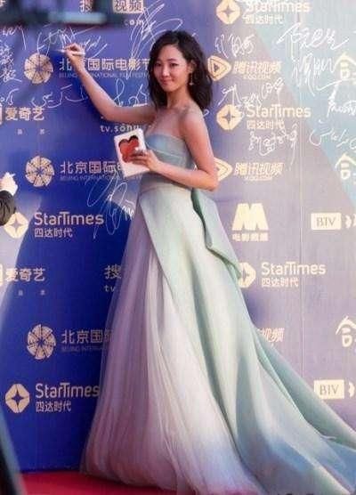 白百何素颜丑到认不出！头发凌乱满脸油光，网友：越来越像陈羽凡