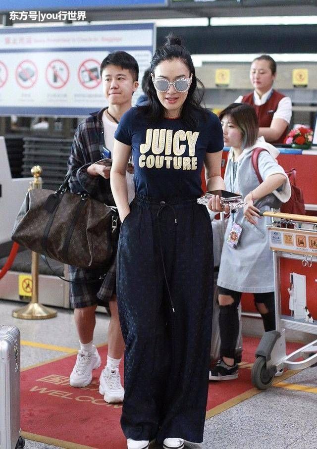 钟丽缇够了，运动裤都穿成紧身款了!网友:鞋子才是万年不变款!