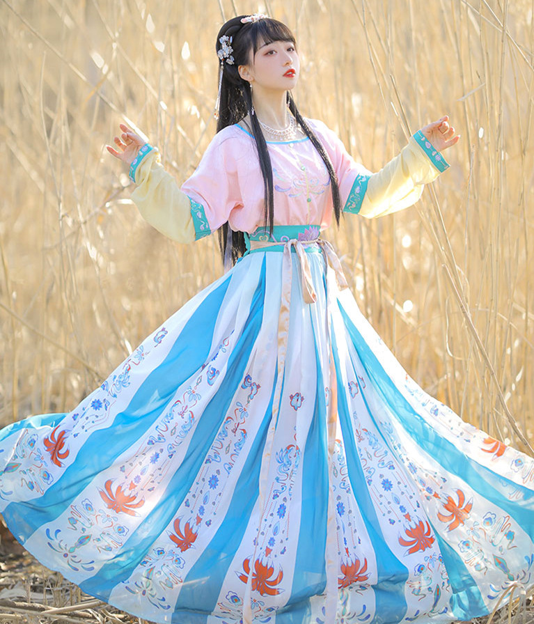  「古韵」穿汉服太显古韵, 微胖女人也可以穿出高贵感, 让人心动又着迷