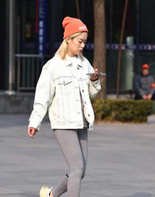 【 美女】一件牛仔上衣配牛仔紧身裤，时尚气质风范，街拍：一颦一笑的美女