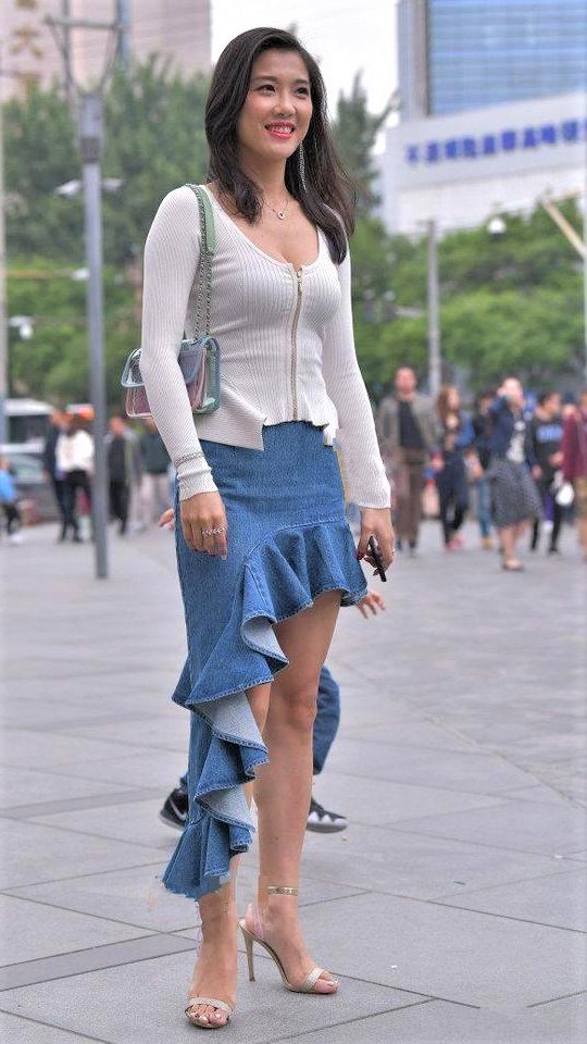 时尚街拍：身材饱满的小姐姐，穿什么都好看！