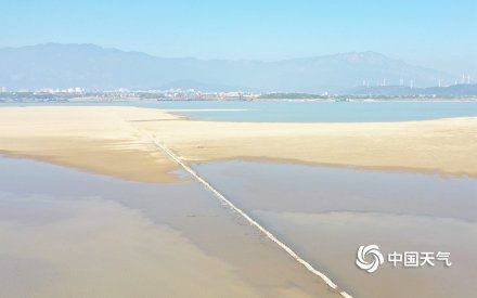  「真容」鄱阳湖水位持续走低 湖底600年古桥露真容