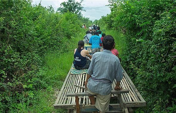 世上最独特的火车，靠竹竿撑着前进，坐一次只需三块钱