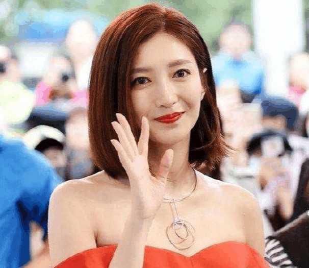 江疏影衣品惊人，上半身搭配似泳衣，网友：好身材，秀出来