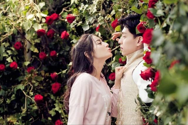 迪丽热巴和邓伦剧里剧外撒狗粮，花样示范高段位情侣装穿法