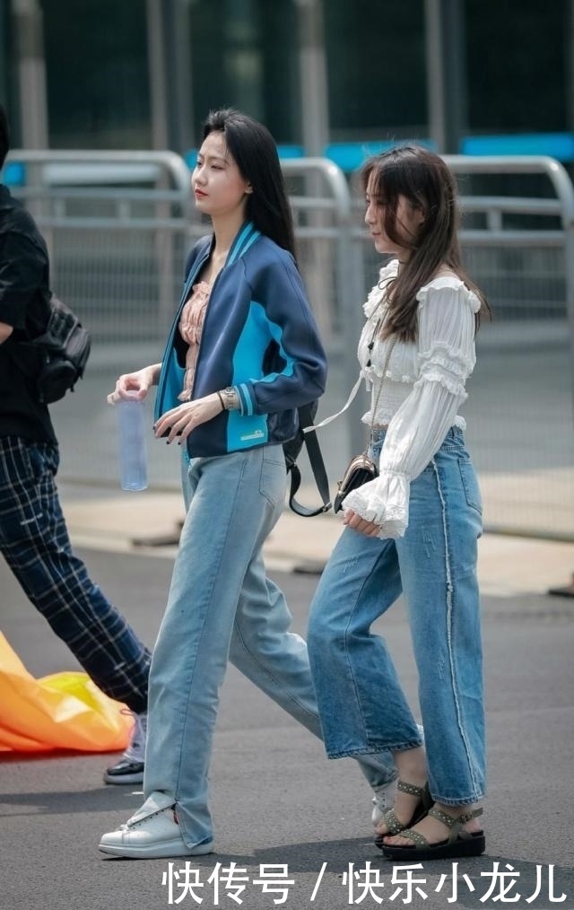  『搭配』路人街拍，姑娘气质高雅，穿绿色的连衣裙青春靓丽