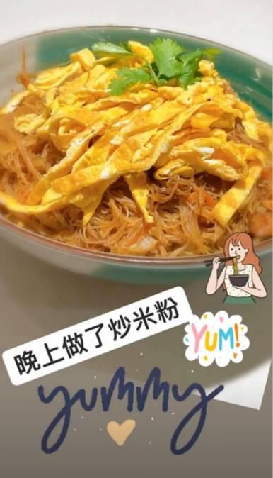  「豪宅」梁静茹在豪宅与闺蜜健身，身材强壮臂力惊人，但肚子为啥这么大？
