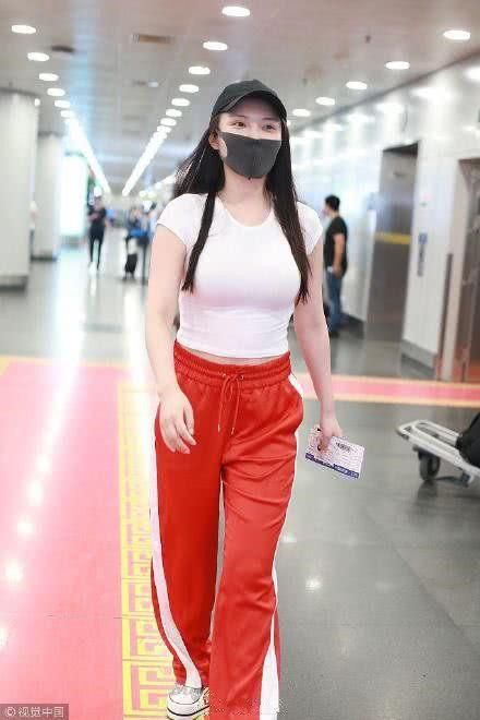 徐冬冬晒照，条纹针织裙秀身材，网友：摆拍的姿势永远那么销魂！