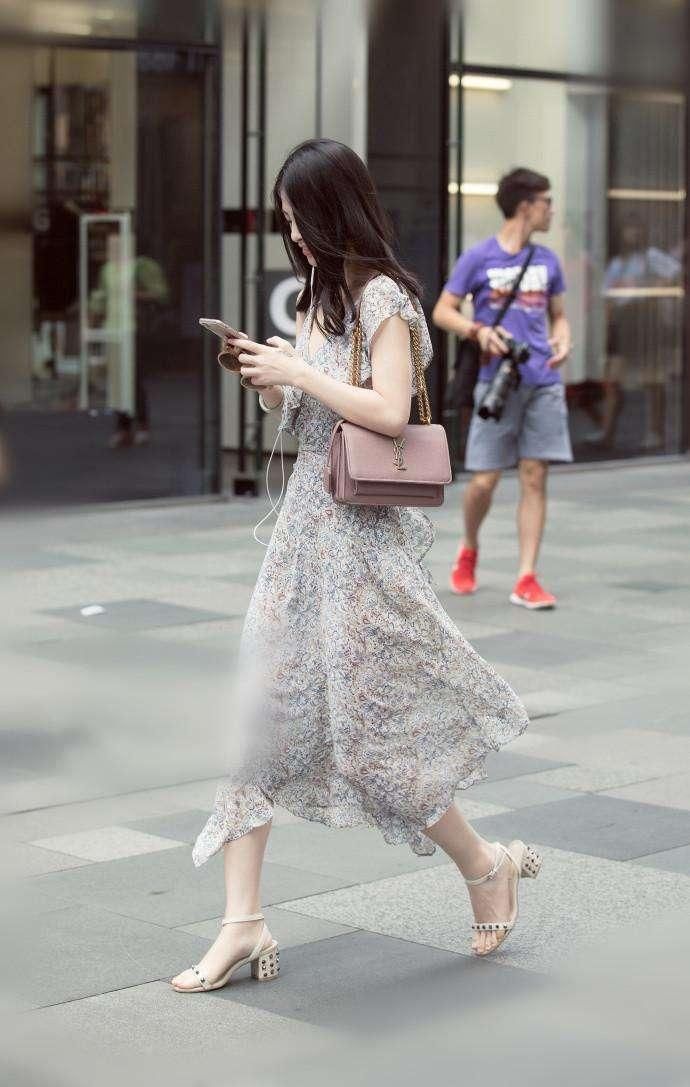 街拍:清纯可爱的小美女，笑的好甜美，看一眼你就会爱上她们!