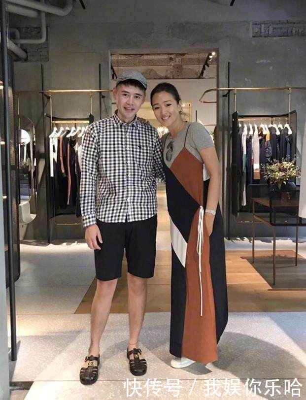 巩俐与郭采洁相差20岁，同穿条纹吊带裙，气质差距咋就这么大呢