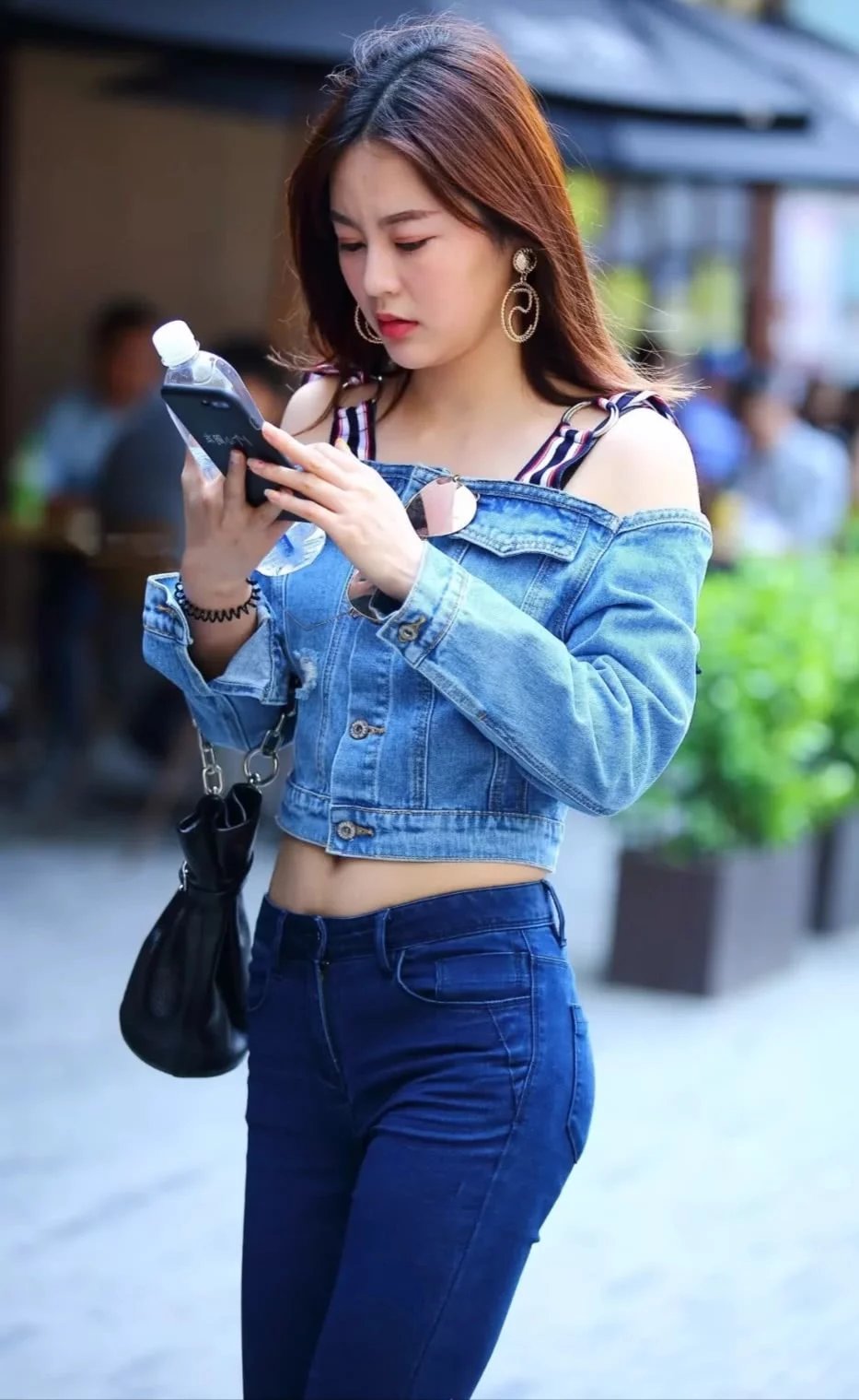 牛仔露肩衣搭配紧身牛仔裤，很有独特的清凉气息和优雅的线条美
