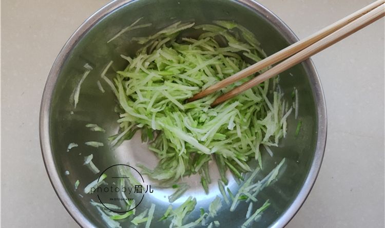  『萝卜』萝卜丸子好吃有窍门，10多分钟做1盘，外酥里软，比肉丸子都香