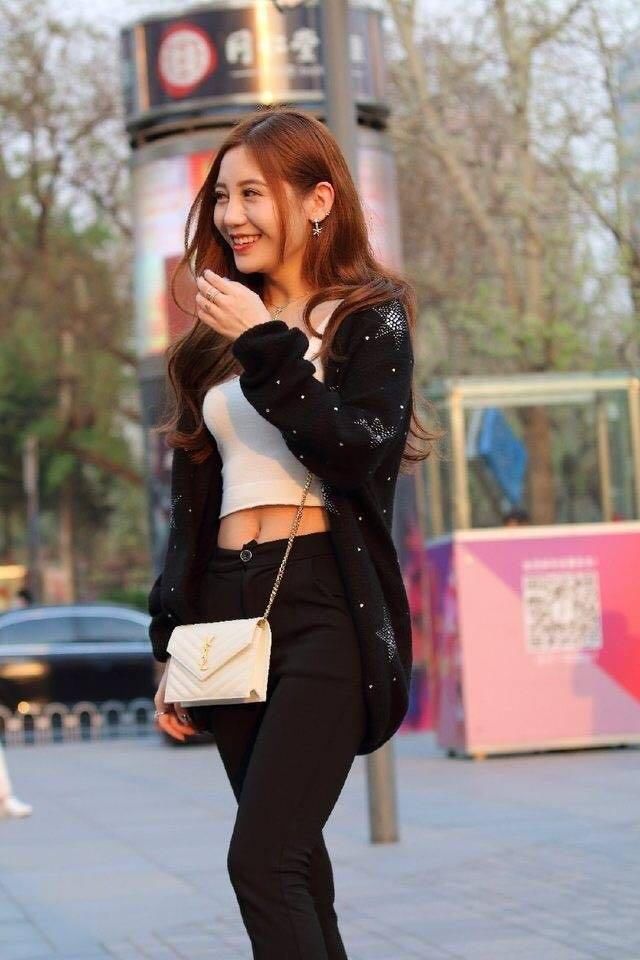 蝴蝶街拍:成都时尚街头黑色露背长裙甜美阳光美少女清纯