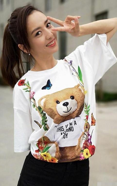 佟丽娅真是豪放！深V裙信手捏来，网友：不愧是360度无死角美女