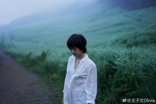 王子文穿白衬衫置身大自然中，个子太矮衣服当裙穿！网友：脸红了