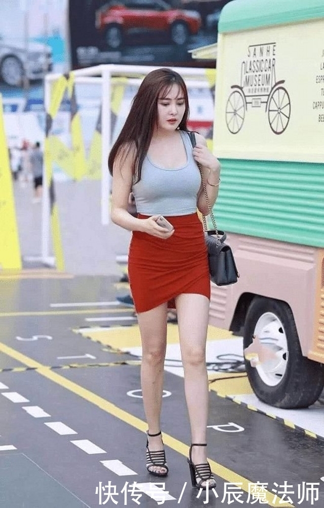 美女|路人街拍,美女休闲牛仔裤搭配银色的背心,简单又时尚