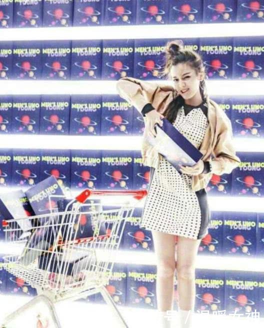 迪丽热巴时尚大片，造型随意俏皮又可爱，一双大长腿十分抢眼！