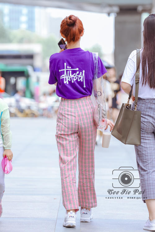 路人街拍，可爱粉色系小姐姐，喜欢这种透明包包