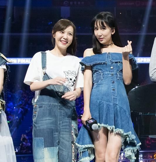 29岁娄艺潇与39岁陈乔恩同穿一字肩牛仔裙，纯天然和整容脸的区别