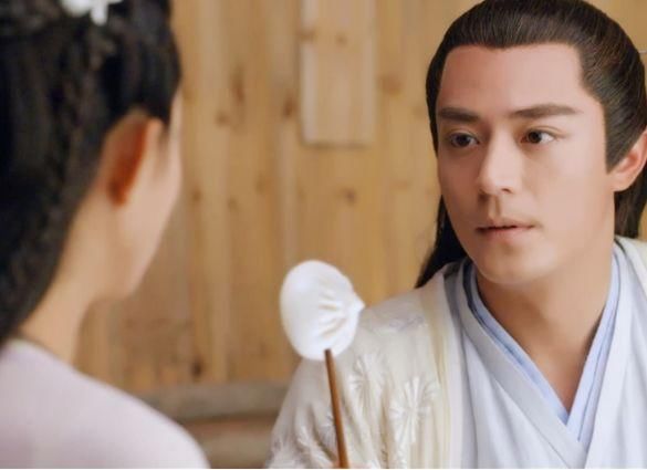 杨紫也开始学Angelebaby假吃了，看到这两图网友们无话可说