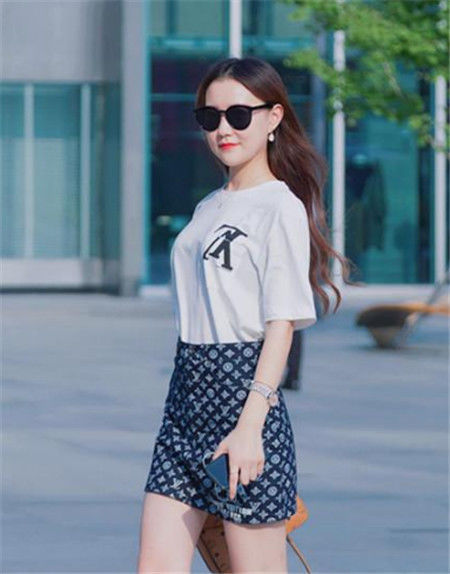 『休闲裤』街拍:美女身穿靓丽修身的上衣,搭配时尚的休闲裤,尽显优雅的女神范儿