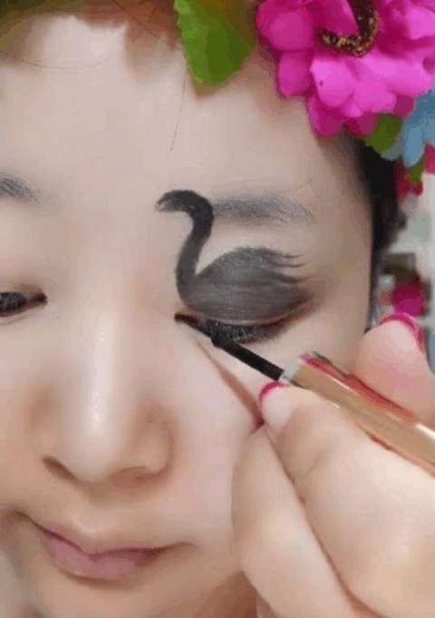 现在的女孩都非常爱美，有些还特意去学化妆术