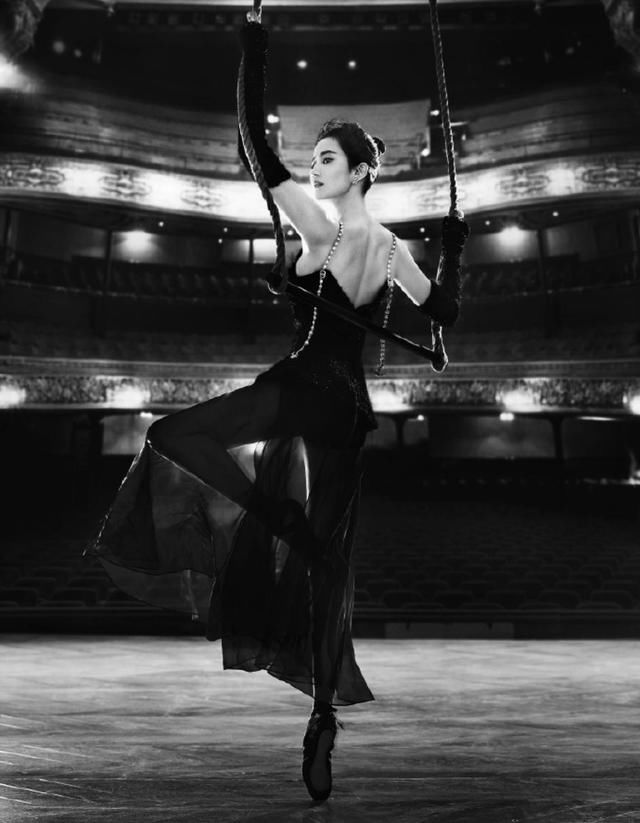 “神仙姐姐”回来了，刘亦菲瘦回颜值巅峰，一袭牛仔裙美出新天际