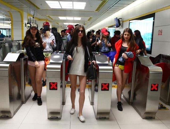 街拍:在大街上看见穿超短牛仔裤的姐姐，心情是不是很好?