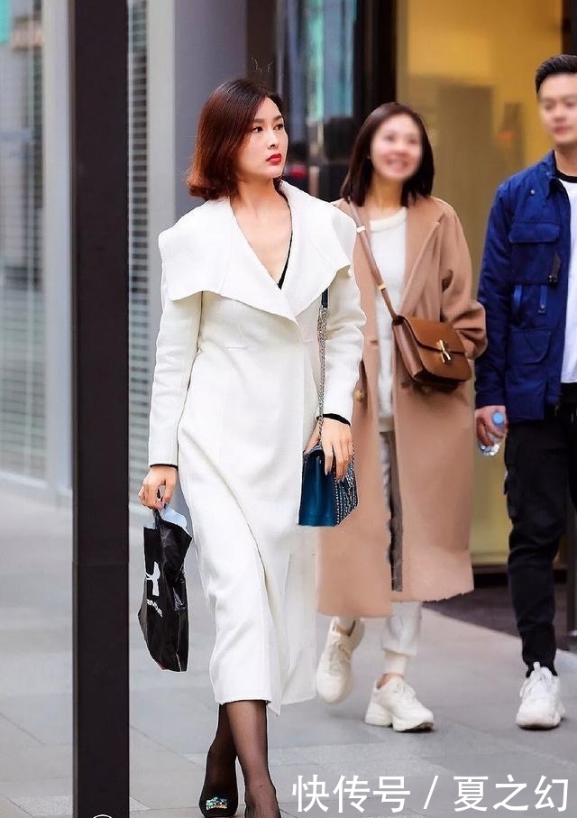 『气质』街拍:美女一双高跟凉鞋更是充满着无限的魅力,展示出美丽的双腿