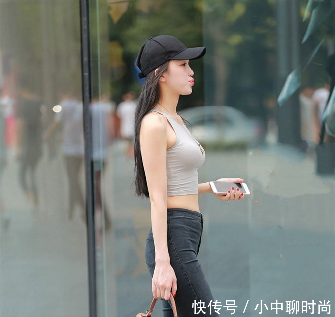 美女街拍, 紧身打底裤让每个女性都能大秀美腿!