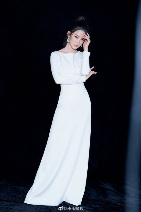 28岁李沁美腻了！一袭红色长裙明媚动人，网友：比孙怡还要美