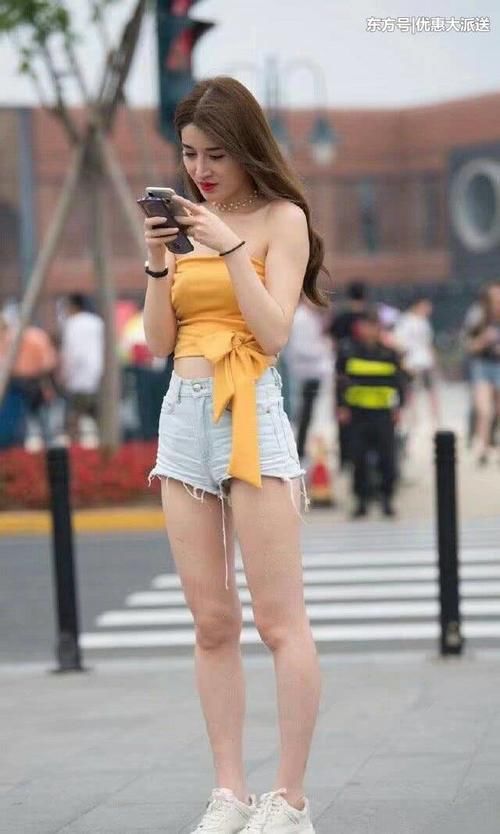 牛仔短裤让你穿高身材曲线,美女看上去是如此的纤细,自带魔力