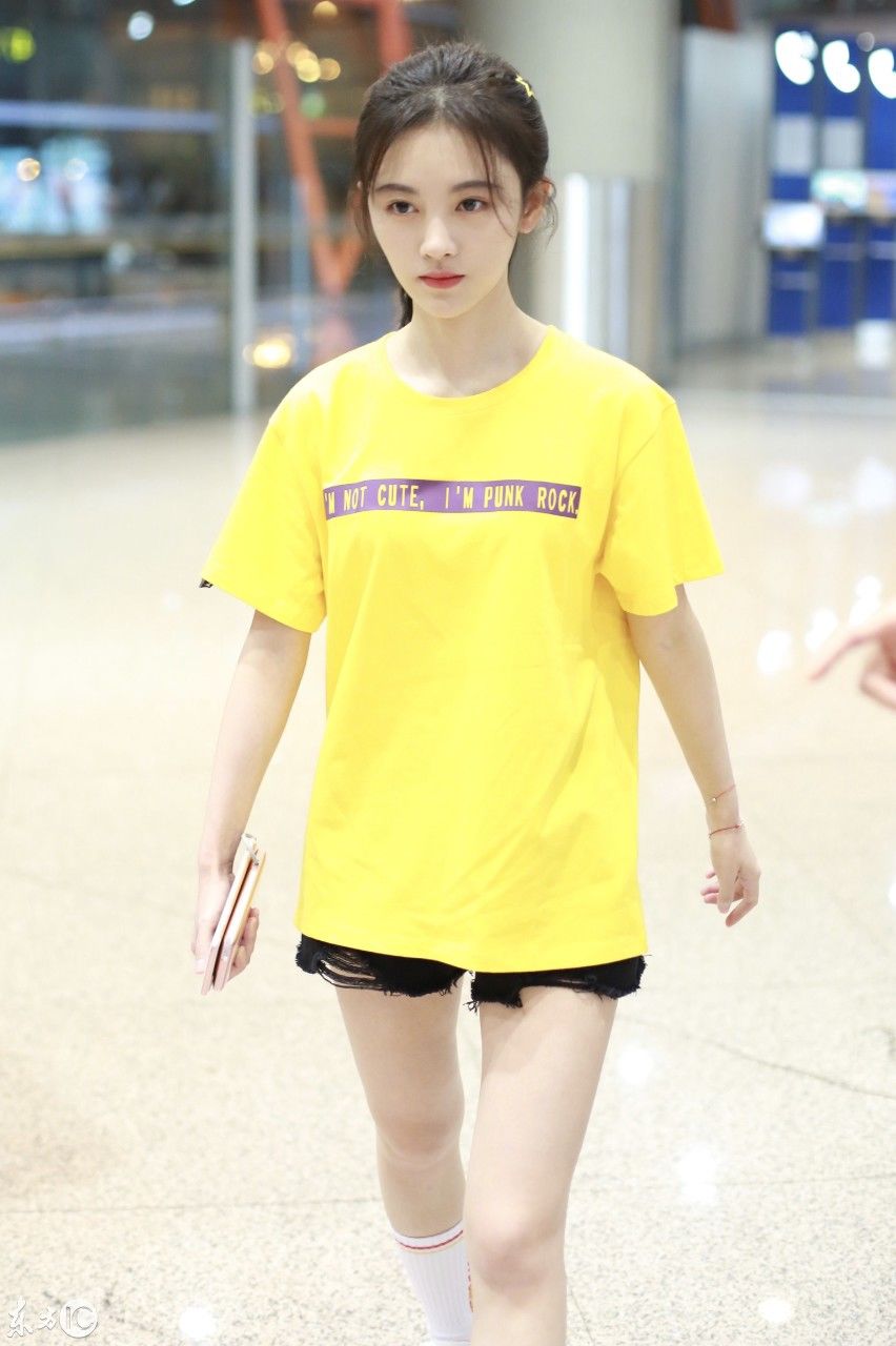 来感受一下4000年难得一遇的美女--鞠伟婧