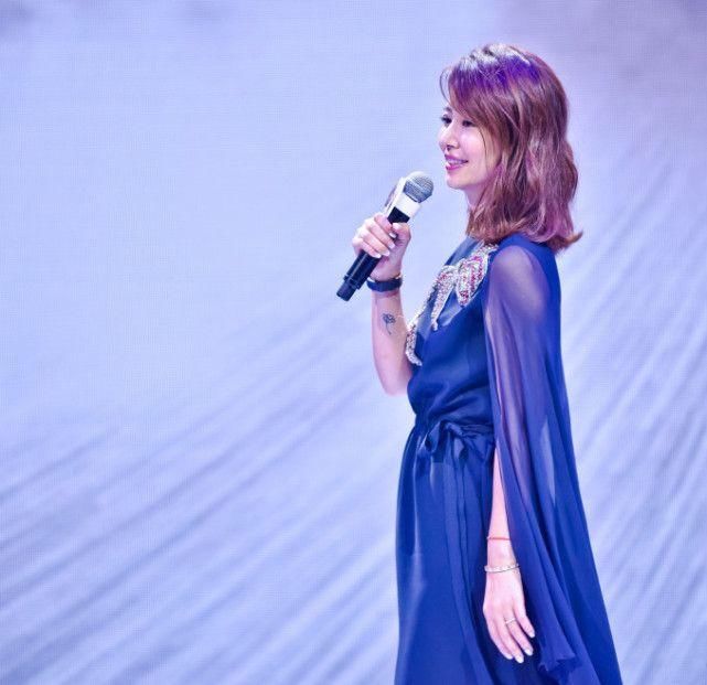 林心如穿上无袖裙，手臂这么粗!网友:抱孩子变粗的，明星也一样