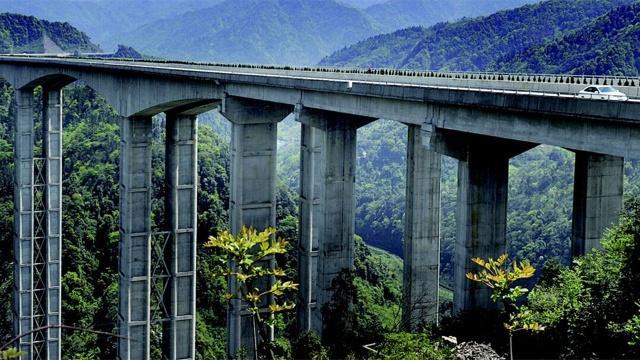 中国真正的“天路”！240公里全程高架，过桥如同过山车